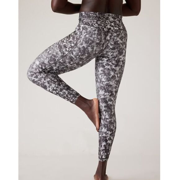 NWT Athleta Salutation Stash High Rise 7/8 Tight Leggings - Size: Medium - Picture 3 of 11